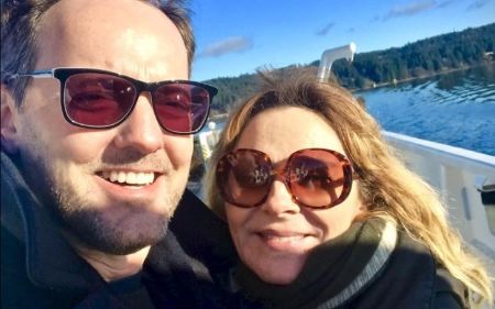 Kim Cattrall is dating Russell Thomas.